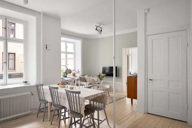 Eethoek met houten tafel bij het raam