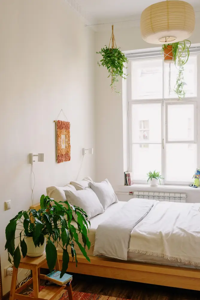 Lichte slaapkamer met hoog raam