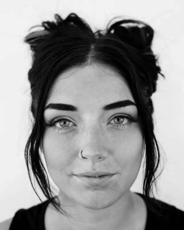 Portret van Elien, beautyspecialist, met opgestoken donker haar