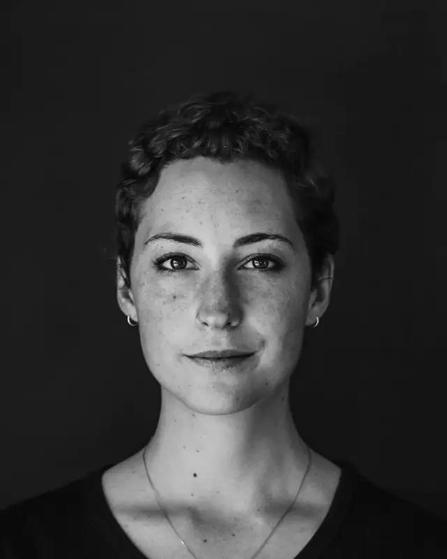 Portret van stylist Jana met kort krullend haar